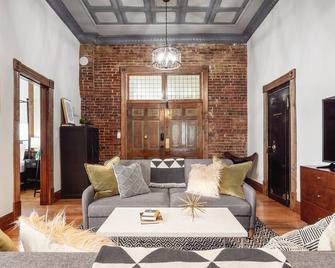 Bank Haus - Usa Today Travel - Hot Tub, Fenced Yard - Marthasville - Wohnzimmer