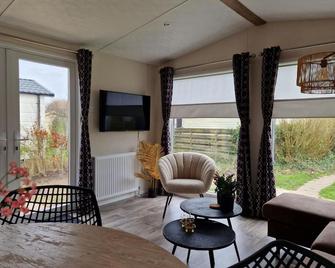 Cozy chalet with spacious garden on a holiday park - Hippolytushoef - Sala de estar