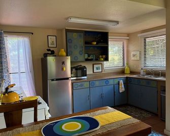 Inspired 1-BR, Magic Gardens, Stream and Waterfall - Honokaa - Kitchen