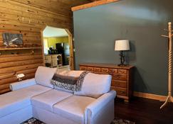 Country log cabin in beautiful middle Tennessee - Lynnville - Living room