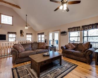 Arkaquah Creek Retreat! - Blairsville - Wohnzimmer