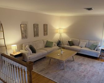 Private Suites on a 35-Acre Estate- 30 Min to Nashville - Springfield - Sala de estar