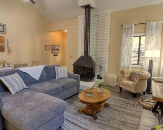 The perfect destination to get away and relax in the mountains - Basye - Sala de estar
