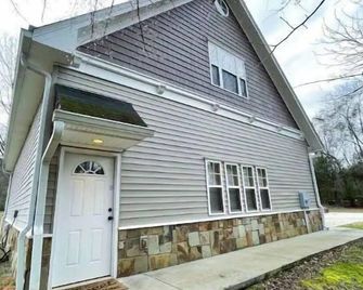 Cozy Cottage - Lake Front - Ga Coldwater Retreat - Elberton - Building