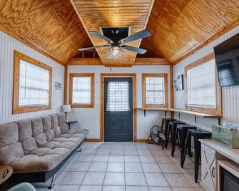 Tiny home by the Frio River - River Rock Cabin #4 - Concan - Sala de estar