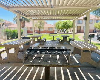 Blackjack Bungalow by Mesquite Vacation Rentals: Pet Friendly with 510 in free daily activities - Mesquite - Patio