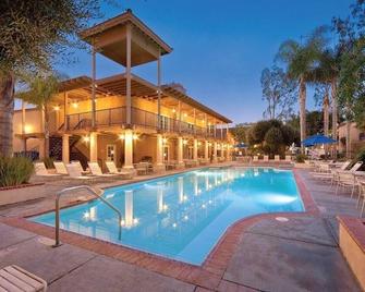 Walk to DisneyLand!! Dolphins Cove Resort. Add Nights 5,6 &7 only 50 each - Anaheim - Pool