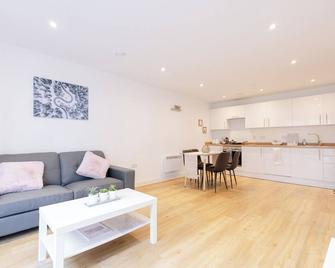 Warm 2 Bedroom Apartment 15 min Walk to Etihad Stadium and City Center - Manchester - Living room