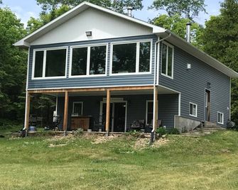 Beautiful cottage located on Mudge Bay, Kagawong, Manitoulin Island Ontario. - Gore Bay - Gebäude