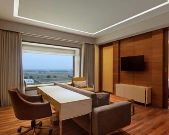 Courtyard by Marriott Raipur - Raipur - Salon