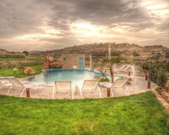 Recently Converted Farmhouse - Saint Paul’s Bay - Piscina