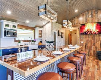 Ice Fishing On-site: Waterfront Nekoosa Home! - Nekoosa - Kitchen