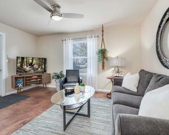 Market District Unit 1 - 1mi to DT Bentonville - Bentonville - Living room