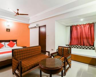 OYO 33367 Hotel Saroj Krishna - Vellore - Bedroom
