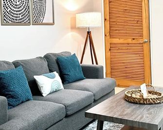 The Hideaway Too - Modern One Bedroom Executive Suite - 5 mins to Mandeville - Mandeville - Sala de estar
