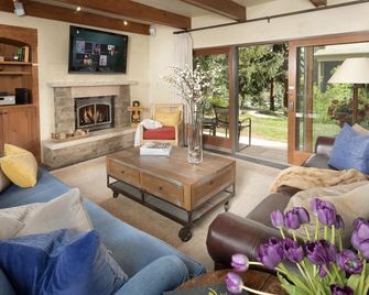 Timberline C1D Premier 2-Bedroom ~Hot Tub~Pool~WiFi~Ski-in/out~Local Shuttle - Snowmass Village - Living room