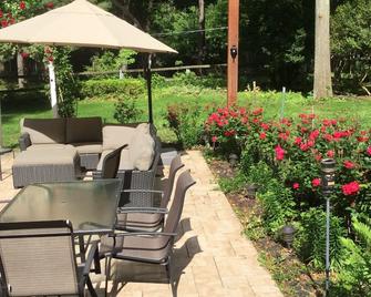 This Charming And Spacious Home On 1.5 Acres..Sleeps 16 And 35 Nearby Cottage - Warrenton - Pátio
