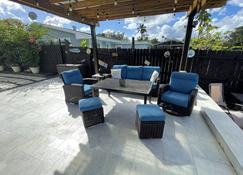 Modern pool home on the lake near Hardrock FLL airport - Davie - Patio