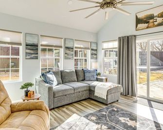 Sauna, Hot Tub and Cold Plunge Oklahoma City Home! - Oklahoma City - Living room