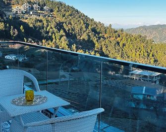 Advaya Stays - A Luxury Retreat - Dhanachuli - Balcón