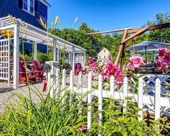 Cottage 11 - 1 Bedroom and 1 Bathroom with Loft - Wolfeboro - Patio