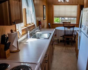 Short Walk To The Beach! 2 Bedrooms, Quiet Neighborhood, Fenced Yard & Wifi - Seaview - Kitchen