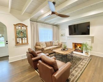 Cottage by the Square - McDonough - Living room
