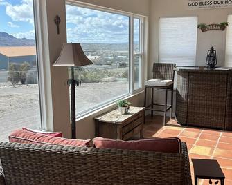 Three bedroom retreat near Elephant Butte Lake. - Elephant Butte - Living room