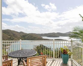 Sugarview Villa Cottage: Coral Bay, Ocean View - Saint John - Balcon