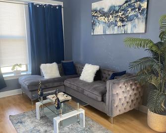 Downtown Condo with iMac work station - Brockton - Living room