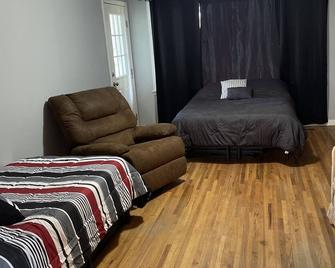 Charming 3-bedroom house in very quiet neighborhood with AC and WiFi. - Hutchinson - Bedroom