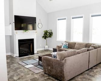 Perfect Private Getaway By Ecu - Greenville - Living room