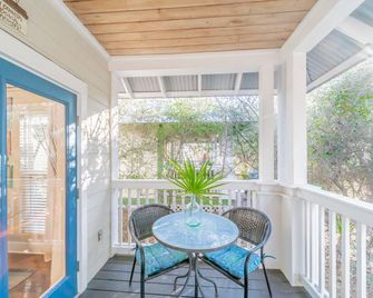 Beautiful Beach House! Just steps to the pool & only 5 min walk to private beach - Rosemary Beach - Balcony