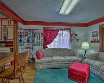 Center Street Cottage - Pocatello - Living room