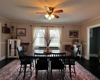 Charming historic 2-bedroom farmhouse 4 miles from historic Milan with WiFi - Milan - Salle à manger