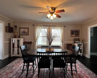 Charming historic 2-bedroom farmhouse 4 miles from historic Milan with WiFi - Milan - Jídelna
