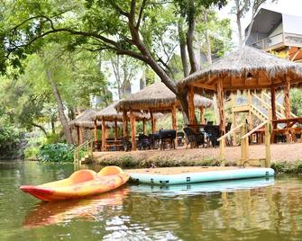 Brand new waterfront Cabin with many amenities: Pool, hot tub & kayaking. - RC8 - Universal City - Pool