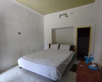 Spot On 93740 Madame Guesthouse - Senggigi - Bedroom