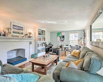 Cape Cod Cottage with Deck, Grill, and Games! - Falmouth - Living room