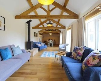 Court Hayes Farm Barns - Cheltenham - Living room