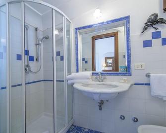 Villamena - Furore - Bathroom