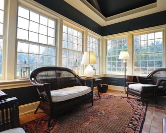 100% Washington! Poshpadsct \'Sunny Ridge\' 8-Br Estate, Heated Pool, Bbq, Magical - Washington - Living room