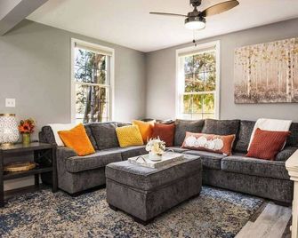 City Cabin; Boyne City 1 Mile to Beach, Walk Trail - Boyne City - Living room