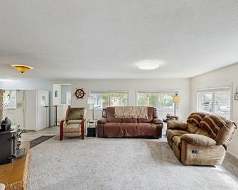 Spacious & comfortable home close to the Habor, Sand Dunes, beaches, & parks - Reedsport - Obývací pokoj
