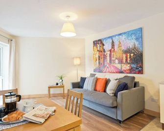 Quiet and Modern 1BR Apartment in Dublin 4 - Dublin - Living room