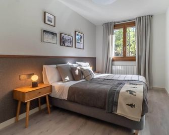Stone Home in Benasque near Scenic Lake - Sahún - Habitación