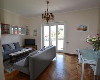Magenta Apartment - Varese - Sala de estar