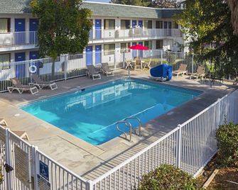 Motel 6-Porterville, Ca - Porterville - Piscina