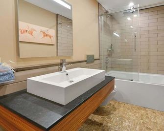 Salishan Chief Suite by Emr Vacation Rentals - Cowichan Bay - Bathroom