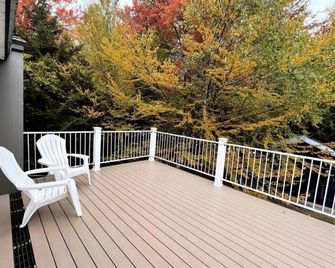 New! Mt Snow Chalet w/land, privacy, relaxation - Dover - Balcon